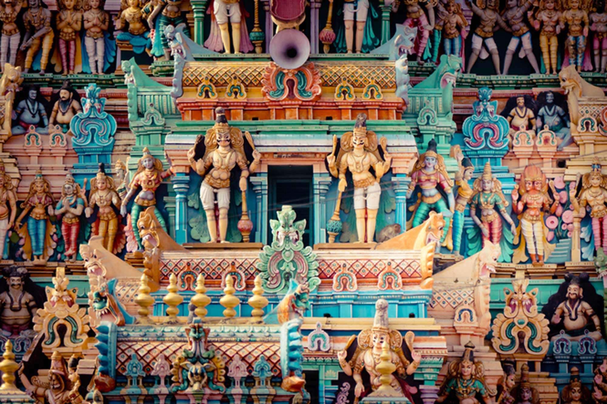 Färglada statyer på en vägg